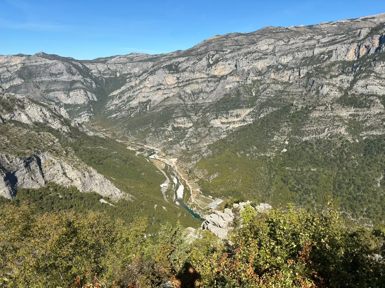 Výhled do kaňonu řeky Cem z vyhlídky nad serpentinami