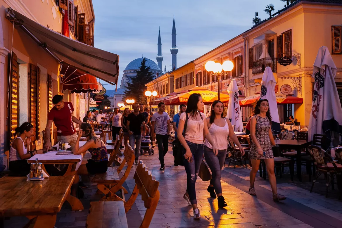 Shkodra-city-by-night-Pedonale